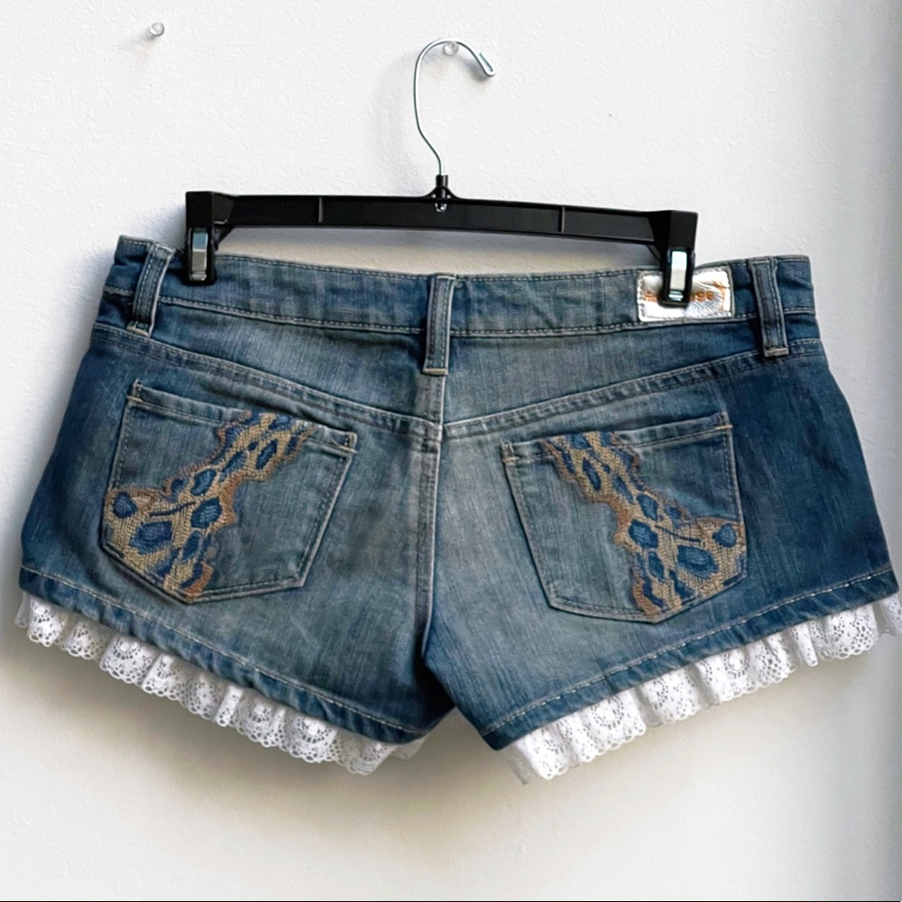 Dollhouse Jean shorts with lace tassel decoration - Picture 3 of 3